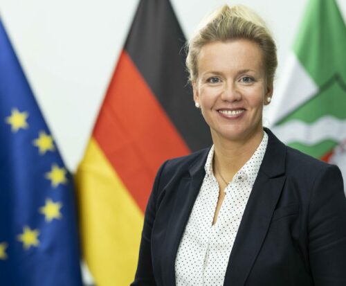 Verkehrsministerin Ina Brandes über MonoCab | Foto: Land NRW / Ralph Sondermann
